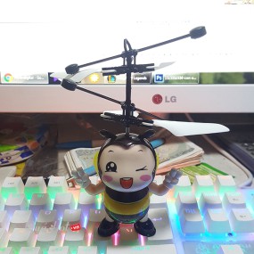 Bé Ong Bay Cảm Ứng Cute Có REMOTE